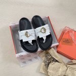 出厂： Hermes 爱马仕2025顶级专柜 早春新款 官网上新 爱马仕种草新品 25S- 太阳扣夹脚拖人字拖 人字拖 爱马仕 Hermes 初夏多巴胺穿搭 时