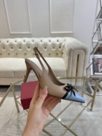 最新春款 法式蝴蝶结 重工打造经典高跟鞋 顶级版本绝对史上最强货 欢迎对比面料釆用进牛皮 内里印度羊皮 大底采用意大利进口真皮大底 舒适好穿楦型与专柜一致 优雅