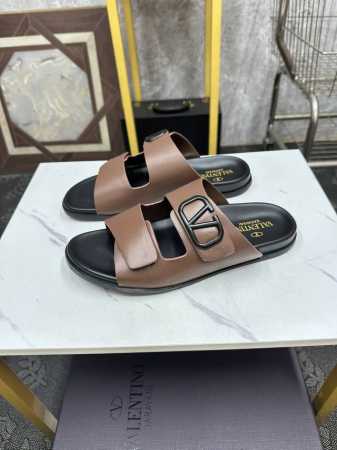 实价 。情侣款 Valentino-华伦天奴 夏季拖鞋，鞋垫采用高弹乳胶铺垫，好看耐穿、潮流指数一直都是、绅士款、超级舒适好穿 配原版包装码数：35-44 45 - 点击图像关闭