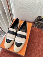 莞产 * Royal复古H扣流苏乐福鞋｜原版购入代购级别 -杏黑 材质与工艺： 原版进口羊皮 羊皮内衬 鞋面饰有流苏 银色H扣 意大利真皮大底 2.5Cm鞋跟