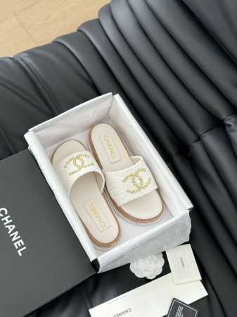 布 皮 Chanel 25C春夏新品双C拖鞋 拖鞋的狂热爱好者又来了 可以承包你一整个夏天的时髦 经典菱格双C元素设计 浓浓的中古典雅气息 搭配任何风格都很赞 - 点击图像关闭