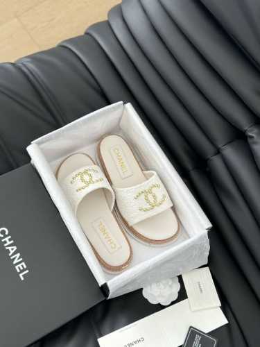 布 皮 Chanel 25C春夏新品双C拖鞋 拖鞋的狂热爱好者又来了 可以承包你一整个夏天的时髦 经典菱格双C元素设计 浓浓的中古典雅气息 搭配任何风格都很赞