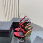 Sain*Laurent2025全新春夏系列坡跟凉鞋 ！夏日里怎么少得了一双仙女鞋 各种小裙子搭配起来 完全不挑脚型哦 真的美的过分 上脚显白的让人上头！释放无