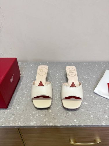 Roger Vivier 25ss春夏新款 璀璨钻扣 半拖鞋气质优雅 随便搭配都散发出高贵气息 新出的这款绝了 脚感好到不得了 试过的都逃不出它的魅力 鞋头方头