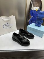 橙子出厂价 PRADA 普拉达 经典三角标休闲乐福鞋 复古小皮鞋 上脚无敌好看简直万种搭配， 随意穿搭拿捏的稳稳的，hold的各种穿搭场合 简直就是夏天的灵魂绝
