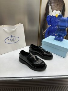 橙子出厂价 PRADA 普拉达 经典三角标休闲乐福鞋 复古小皮鞋 上脚无敌好看简直万种搭配， 随意穿搭拿捏的稳稳的，hold的各种穿搭场合 简直就是夏天的灵魂绝