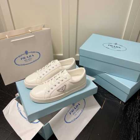 橙子出厂价p prada 普拉达新款休闲鞋板鞋 三角标小白鞋 小红书爆款 这款运动鞋鞋舌 轻质橡胶鞋底和脚踝皆饰以prada徽标的多种重释元素 侧面的标志性涂珐 - 点击图像关闭