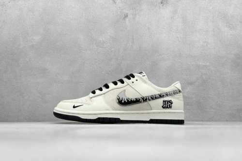 400 現貨 终端放店 Xc版 Nike Sb Dunk Low X Undefeated 白黑小钩火焰涂鸦 纯原大厂出品 极力推荐 原装头层材料 独家版型蒸餾