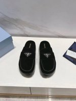 Prada 普拉达新款一脚蹬厚底勃肯包头半拖这款牛筋底上脚非常舒适，今年非常爆，穿上 增高 休闲两不误，清爽的表现足以表达对鞋子的个个细节的把控！小个子的福音