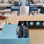 顶级包装配套最高版本 PRADA 普拉达春夏新品， 顶级版本 实力来袭！ “微皱亮面”材质系列。小皱漆一脚蹬单鞋，横空出世！ 又一爆款实力来袭！ 时髦百搭nic