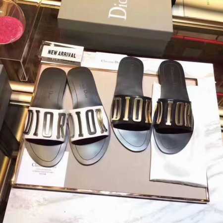 P170 顶级版本 Dior 20'ss 迪奥 新款走秀爆款字母金属Logo懒人拖鞋，众多网红上脚，代购级别，上脚时尚舒服，适合任何服饰搭配，萌妹子的必备拖鞋， - 点击图像关闭
