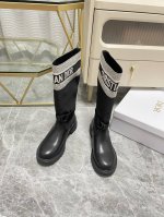 顶级代购级 出 长款 Dior-Major刺绣骑士靴 帅气靴子采用别具一格的设计元素打造醒目的外观 采用黑色科技面料和牛皮革打造，可轻松穿脱。从 Dior Bo