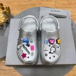 工厂p价 元 Balenciaga 巴黎世家网红洞洞鞋 圆头铆钉松糕包头镂空透气扣带厚底沙滩凉拖 情侣款 独家顶级版本 巴黎世家 25Vs春夏松糕厚底爆款凉拖系