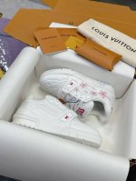 工厂p价p louis Vuitton 驴家的爆款 Trainer板鞋 每个人都必须入的款 绝不后悔 超级百搭高级 什么衣服都好搭 最主要是超耐看的 顶级代工厂