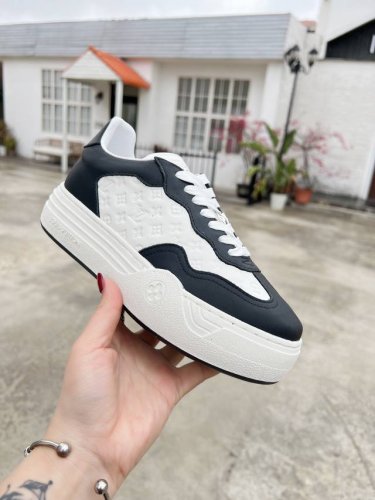 本款 LV Groovy platform 运动鞋为牛皮革局部压印 Monogram 图案，并拼接七十年代鞋面与大号橡胶外底。鞋带装饰和外底绽放 Monogra