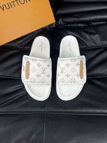 38-45 Louis V*高端精品 奢品拖鞋 1:1高端品质 休闲阳光宽松舒适型 最高版本高品质精品 经夏季必入哦