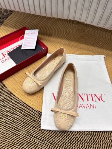 顶级版-真皮底Valentino Garavani Vlogo Cut-Out 25早春菱格经典百搭爆款芭蕾舞女鞋 专柜最新系列 最高版本 细节完美 非常亮眼的