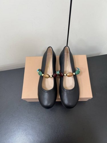 gianvito Rossi25S春夏新款 罗西Gr宝石芭蕾舞鞋平底玛丽珍单鞋 异域风情满满的宝石，像一串手串，串戴在脚上，皮质超级柔软，上脚舒适感绝佳！真是到