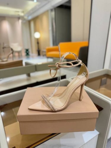 价格P： 吉安维托 罗西 Gianvito Rossi 露趾凉鞋搭配细高跟，性感而精致。 吉安维托 罗西 Gianvito Rossi 秉承了其传统意大利工艺，