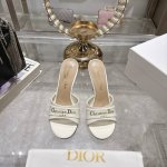 出厂 25Ss早春新款Dior迪奥D-My 五金字母圆头露趾拖鞋 这款My Dior 高跟鞋是二零二五春夏成衣系列新品，彰显精致的优雅气质。采用漆皮革精心制作,