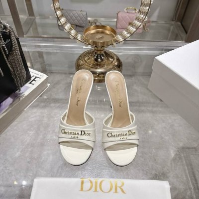 出厂 25Ss早春新款Dior迪奥D-My 五金字母圆头露趾拖鞋 这款My Dior 高跟鞋是二零二五春夏成衣系列新品，彰显精致的优雅气质。采用漆皮革精心制作,