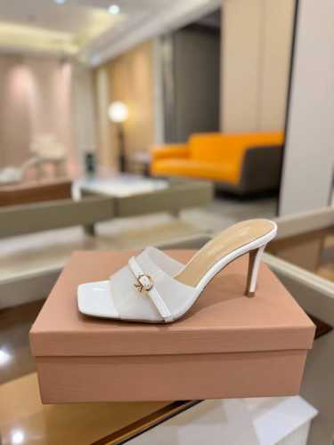 价格P： {半拖} 吉安维托 罗西 Gianvito Rossi Eiko Stiletto，轻松移动。这款 Gianvito Rossi 拖鞋采用配有精致的胶