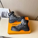 金典款 Louis Vuitton路易威登走秀新款 高端定制 1：1刻复 各大明星网红走秀款，百年经典 上脚舒适 搭配路易威登标识压纹皮革标签和耐磨皮革外底。