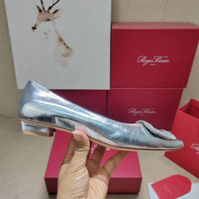 Roger Vivier 225 罗杰维维亚春夏新款Dorsay凉鞋 缎面搭配钻扣，一眼被惊艳到仙女们确定不拿下这款绝美后空凉鞋吗气场妥妥的安排上夏日搭配各种小