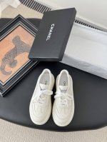 厚底版本Chanel 24新款熊猫拼色休闲鞋 这款百搭的板鞋 看似平平无奇 上脚后属实好搭 酷毙了 后跟拼起来是立体的Logo 细节满满 这款休闲鞋很轻便 上脚