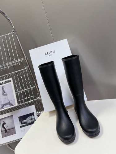 Celine 思琳秋冬新款 雨靴 趁着订单陆续开始出货 安排给大家！现在简直太抢手了，官网抢飞起来了 时尚果真是个圈～～兜兜转转又回来了，小时候我们打死都不穿的