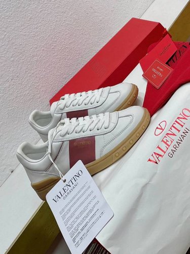 新品推出 Valentino华伦天奴情侣款运动鞋一款舒适超哇塞、 专柜原版购入1:1制造 原版logo吸汗透气垫脚TPU材质大底 品牌注塑鞋垫 德训休闲鞋男女款