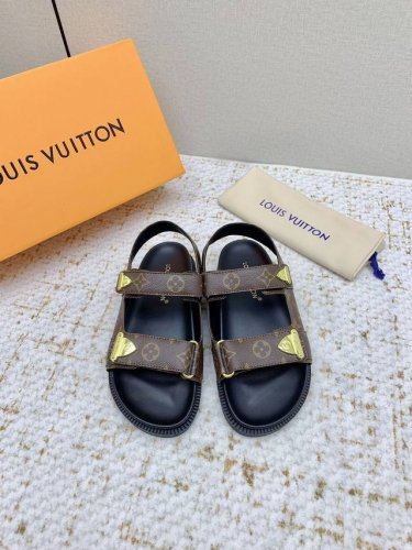 出厂 高版本 Louis Vuitton 路易威登 最新时尚休闲半凉鞋～代购级当季最新潮品 众多博主纷纷种草，入购原版开模定制 镂空组合设计与应用语言学硕士专业