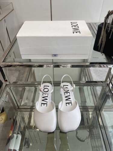 Loewe 罗意威 25Ss春夏最新款 平底 时装凉鞋 今年超火的品牌 好多明星网红时尚博主种草 喜欢这种风格的小仙女必须要入手哦 鞋头大头的设计 超级有味道