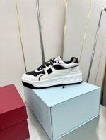 高版本 品牌：Valentino 华伦天奴 等级： 最新时装周走秀 情侣 款 ，厚底的独特设计时尚一族特现脚瘦一款百塔的时尚产品 面料：鞋头采用高丝光三角纹牛皮