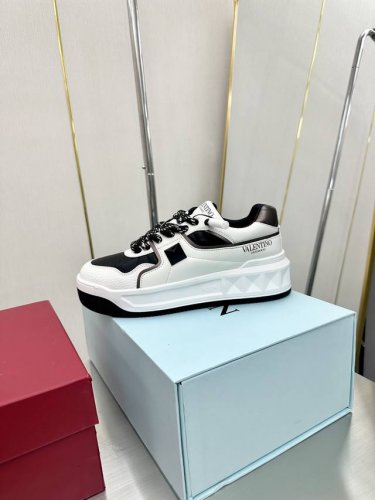 高版本 品牌：Valentino 华伦天奴 等级： 最新时装周走秀 情侣 款 ，厚底的独特设计时尚一族特现脚瘦一款百塔的时尚产品 面料：鞋头采用高丝光三角纹牛皮