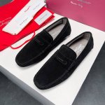 ferragamo 菲拉格慕 最新款 倾情打造 男士套脚休闲豆豆鞋。实拍图，鞋面意大利进口原版牛皮可对比专柜材质。内里本染牛皮，舒适软垫， 专柜原版大底。原版包