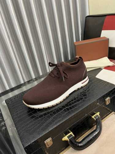 出厂价： Lp新品 Loro Pian* 这款运动鞋鞋面采用 Wish 双层针织以专门工艺制成 罗纹松紧带鞋口搭配 Kummel 色饰边 白色鞋外底，配 Kum