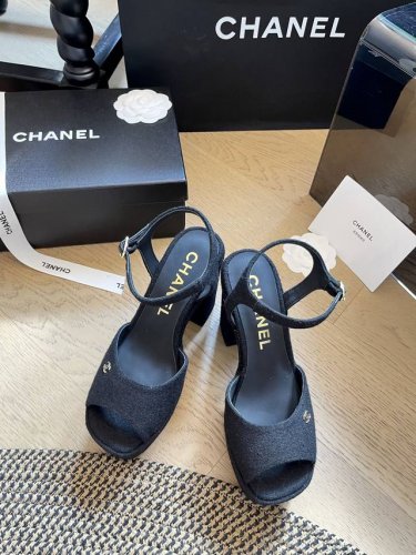 chanel 24C防水台粗跟凉鞋 水台高度4Cm 后跟高度12Cm 鞋面：麂皮 牛皮 垫脚：羊皮 大底：原版大底 码数：35-40 40定制不退换