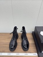 CHANEL小香24k 秋冬巴黎走秀款 绑带 短靴系列 马丁靴 原版购入1:1开发 各大时尚博主都有穿的一款靴子 上脚非常时髦 显腿神器，随便搭配都是超级好看