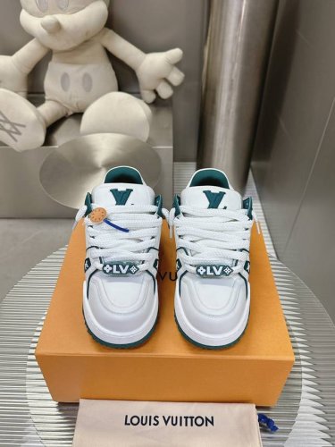 530 代购版本 ！Lv 2025早春情侣款，全新Trainer2代胖丁鞋亮相！ 新款鞋型在鞋面设计上并没有太大的改动！而是鞋型变得更大更宽，更厚以及鞋舌变大取