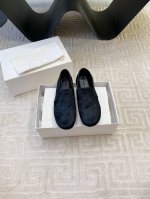 出厂价 The Row 圆头一脚蹬乐福鞋平底单鞋。法式优雅气质在线、高级又时髦，可盐可甜，文艺又气质！四季可穿的单品，挂扣设计，好穿又好看，风魔全球经典著作，柔