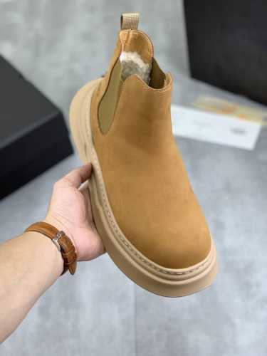工厂价 UGG 最新款开口笑 全真羊毛内里 顶级高端品质皮毛一体保暖雪地靴来自澳洲温暖奢侈品牌男鞋，UGG-5877官网同步、采用进口牛皮制作，精心缝制而成..