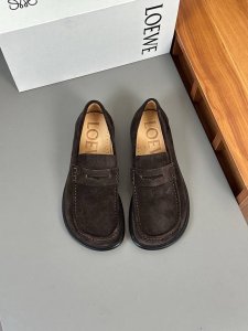 价 Loewe罗意威 代购级 最近大的热一款鞋，超可级爱 时髦精绝对不能过错的必入款，没任有何繁杂装饰，质极感好的Vintage感，纯粹和极简得做利落又诗意 超