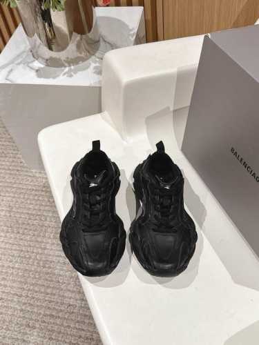 情侣款 女 男400 Balenciaga巴黎世家登山鞋老爹鞋 情侣款 休闲这双鞋特点可以用三个关键词概括：复古，阔型，老爹鞋 配送专柜精美包装 面料：原版定制