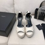 全新爆款菱格设计 高版本顶级品质 Ysl 专柜爆款超高跟防水台凉鞋 鱼嘴鞋头设计 好穿 大气 显贵族气息 面料：进口羊京 垫脚：进口羊皮 大底：意大利真皮大底