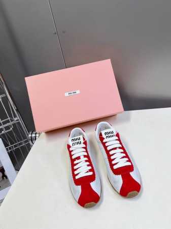 Miumiu缪缪春夏最新走秀款 休闲脏脏鞋 运动小白鞋 国内外博主刷爆的一款，小红书种草系列，复古又时髦上脚美炸了 简约的运动板鞋设计，极具辨识度的鞋舌，打造佛 - 点击图像关闭