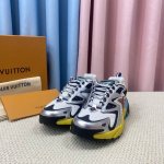 顶级版本LV Sprint 运动鞋亮相于 3新款男装秀场，以轻盈科技面料烘托 Monogram 花卉的抽象演绎，辅以足球鞋的流线型设计。LV 字母和 Monog