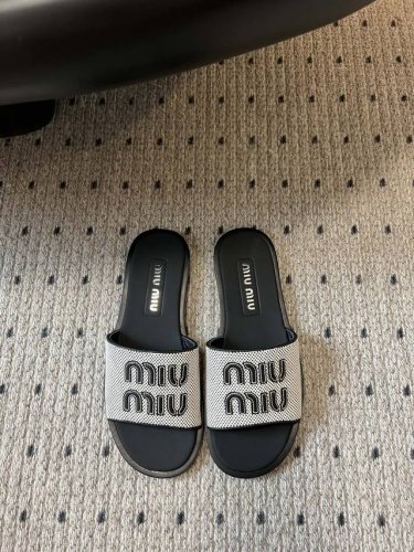 橙子出厂价P P120 Miumiu 缪缪 2025新款 编织圆头平底拖鞋 休闲凉拖 码数：35-42