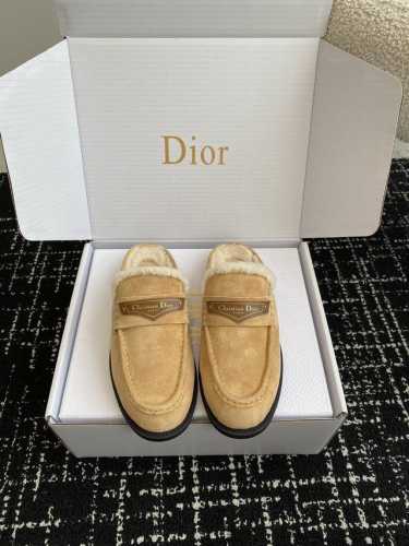 代购级 官网同步盒包装 Dior 24ss 秋冬全新上线平跟 羊毛 半拖穆勒鞋 Dior Boy 穆勒鞋是二零二四冬季成衣系列新品，融入 Dior 非凡的精湛工