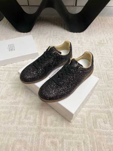 出厂价 ，男码10顶级版本 代购级别 MaisonMargiela MM6德训休闲鞋鬼才设计师品牌，一个轻奢品牌上脚很百搭哦，也很随脚舒适，这一款德国训练鞋延续